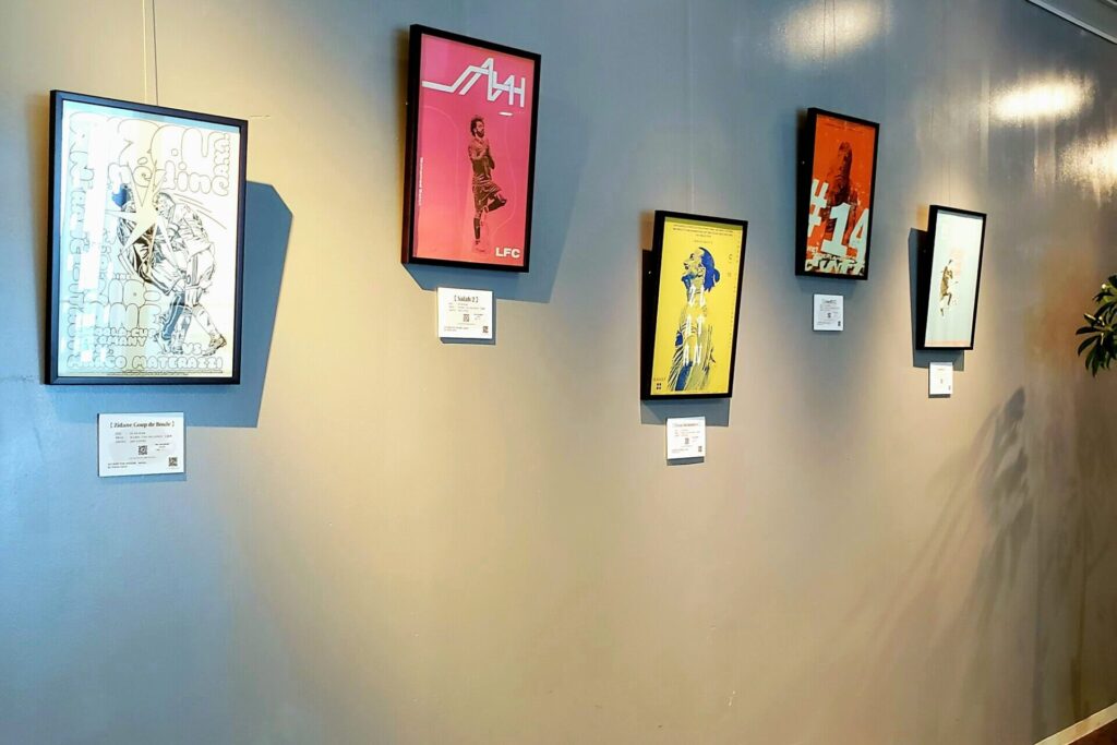 フロアに展示してあるフットボールシリーズのアートポスター